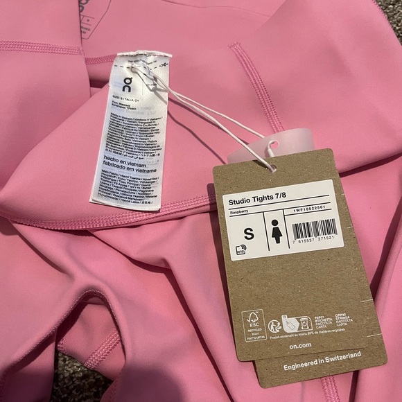 NWT🩷ON RUNNING🤍LONG SLEEVE WORKOUT TOP & LEGGINGS - Picture 10 of 16